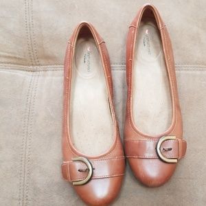 EUC Clark's unstructured tan flats